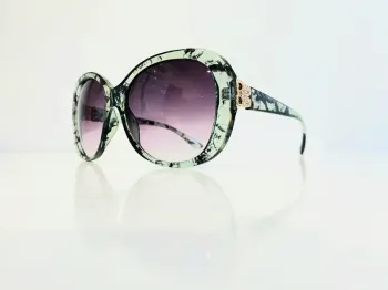 Lunette de soleil femme verte marbré verres dégradés uvprotection catégorie 3