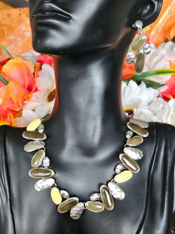 Parure collier et boucles d'oreilles légèrement pailleté