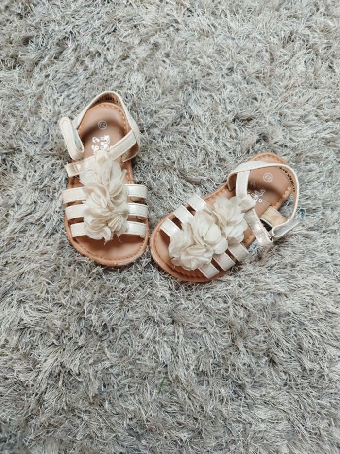 Sandales fille fleur blanches 23