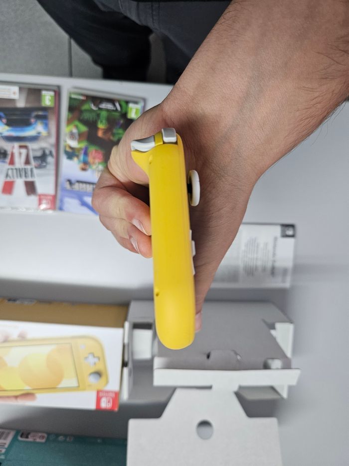 Nintendo switch lite jaune acheté en février - photo numéro 5