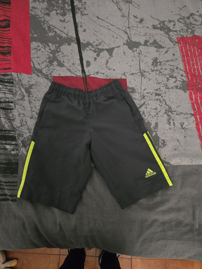 Short Adidas en 4/5 ans