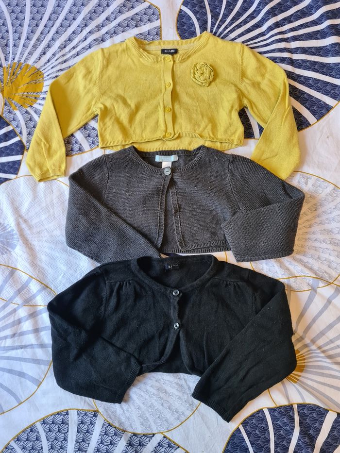 3 gilets. 18 mois. Kiabi, obaîbi. Noir. Gris. Jaune