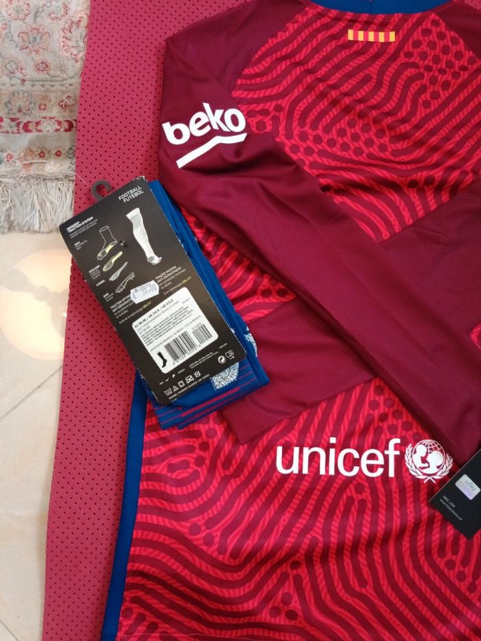 Maillot de foot FC Barcelone + chaussettes, Nike Authentique Officiel taille enfant 12/13 ans, Neuf - photo numéro 16