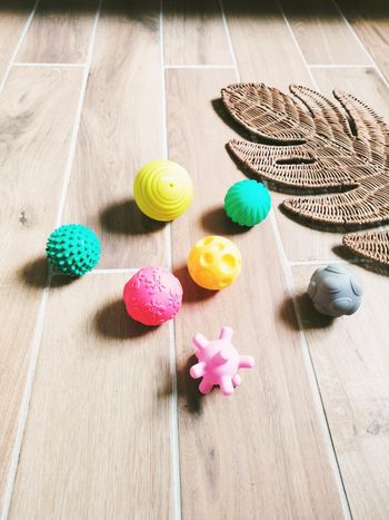 👶Lot de 7 balles multicolores sensorielles en plastique premier âge marque Ludi