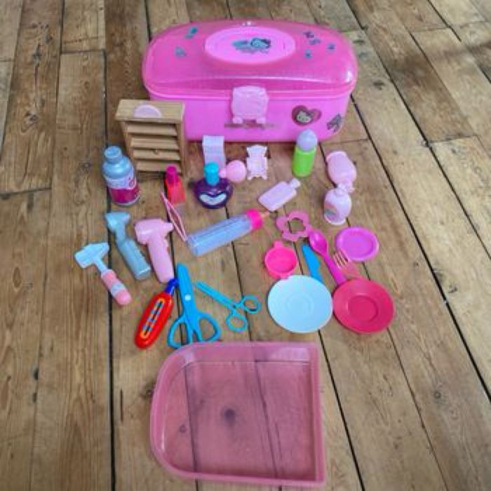 Mallette hello kitty dans l’état et divers accessoires beauté soins etc