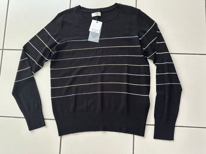 Pull léger noir avec fines rayures argentées et dorées taille 36 Marque : JDY - photo numéro 3