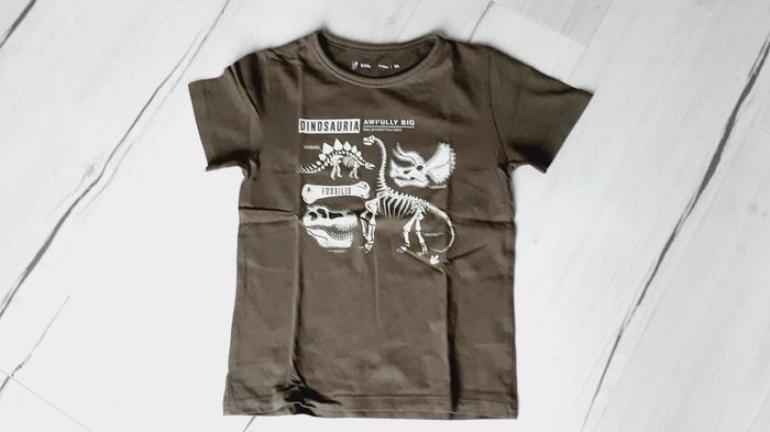 Vêtement garçon tee-shirt manches courtes Vert kaki squelette dinosaure Gémo 5 ans