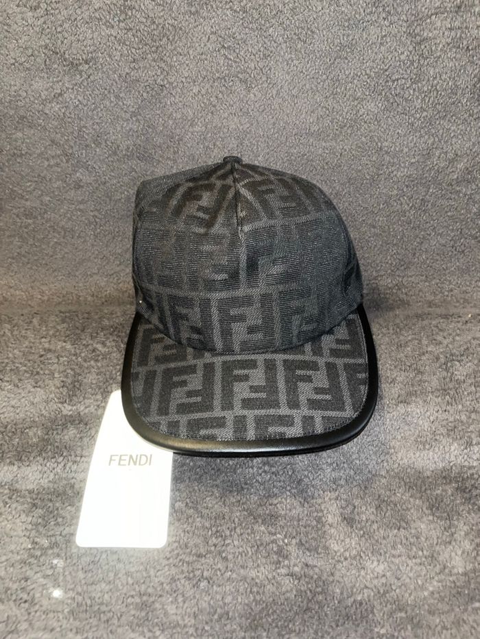 Casquettes noir de marque - photo numéro 3