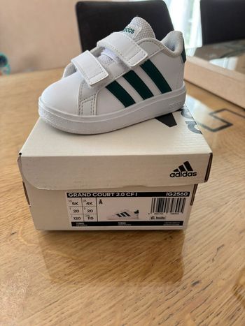 Basket garçon blanche et verte adidas T20