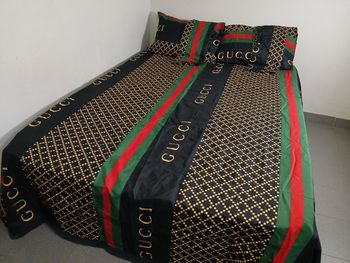 Drap de lit avec 4 taies d'oreiller