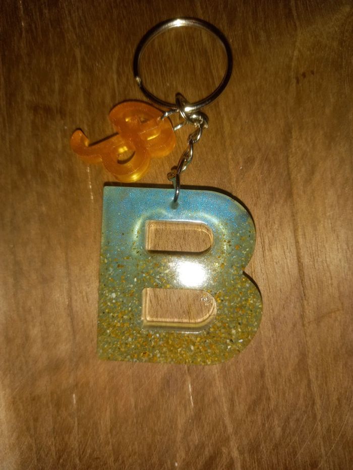 Porte clé lettre B sable résine epoxy