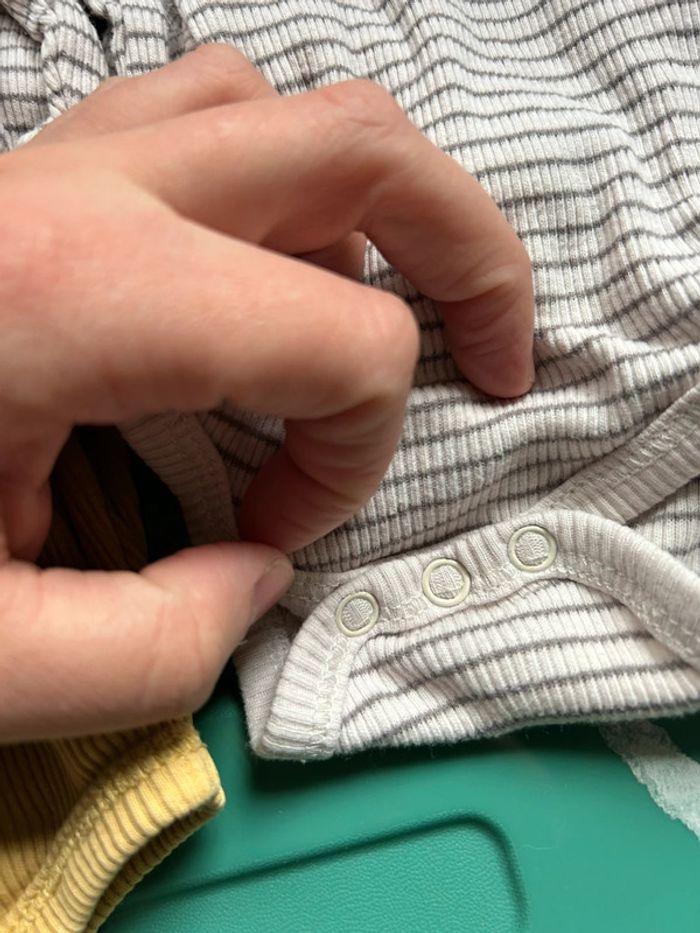 Lot de 5 bodys manches longues kiabi , 1 mois - photo numéro 4