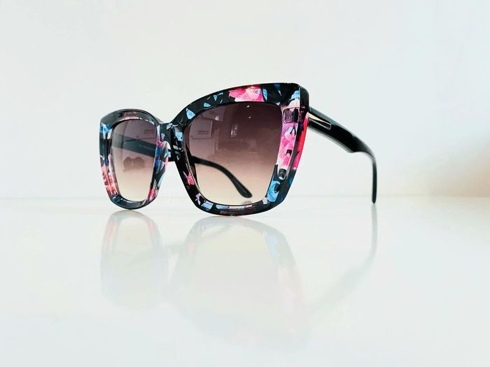 Lunette de soleil femme fleurie bras noirs verres dégradés UV protection catégorie 3 - photo numéro 4