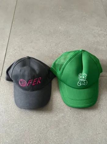 Lot de 2 casquettes taille unique, très bon état