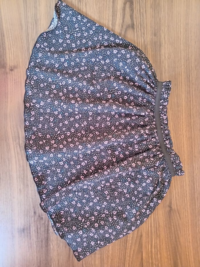 Jupe noire avec des fleurs