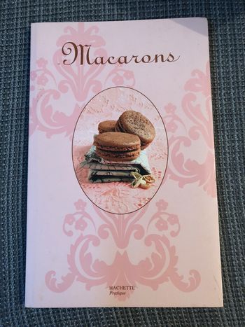 Magnifique livre sur les macarons bon état