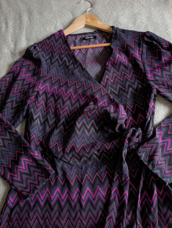 Blouse cache-cœur violet brillant tendance moderne Mosquitos Taille 40 L 
Très bon état - photo numéro 9