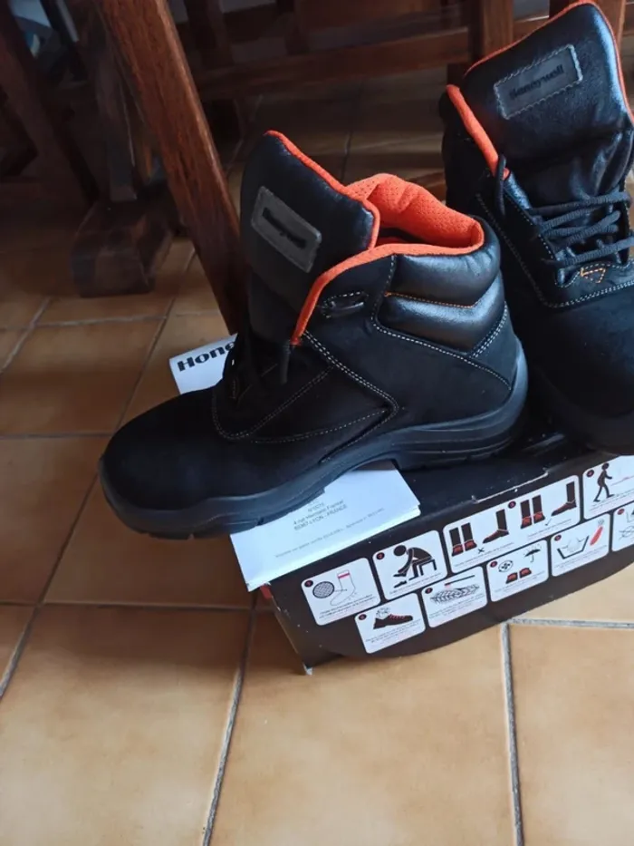 Paire de chaussures de sécurité neuve - photo numéro 3