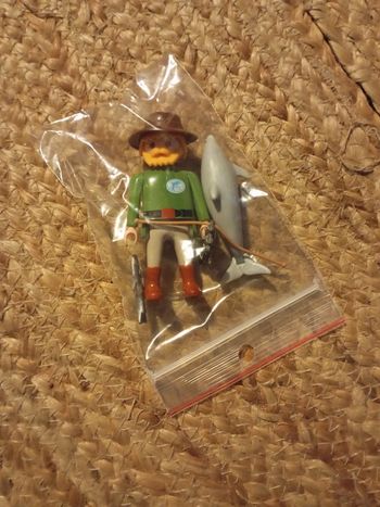 Playmobil personnage avec dauphin, poisson et jumelles