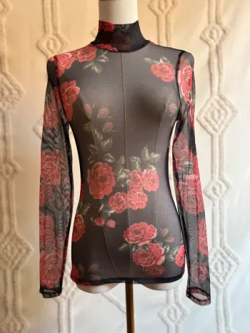 Top col montant en mesh noir transparent à fleurs rouges – style grunge Y2K 36/38