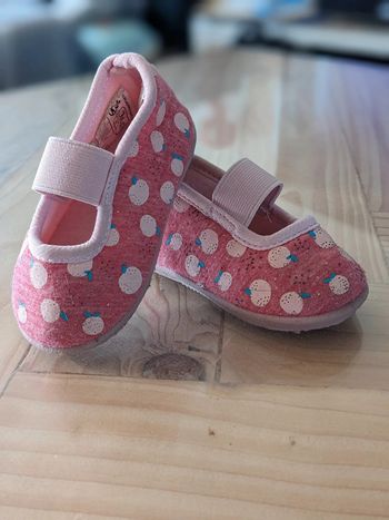 Petites chaussures neuves taille 18