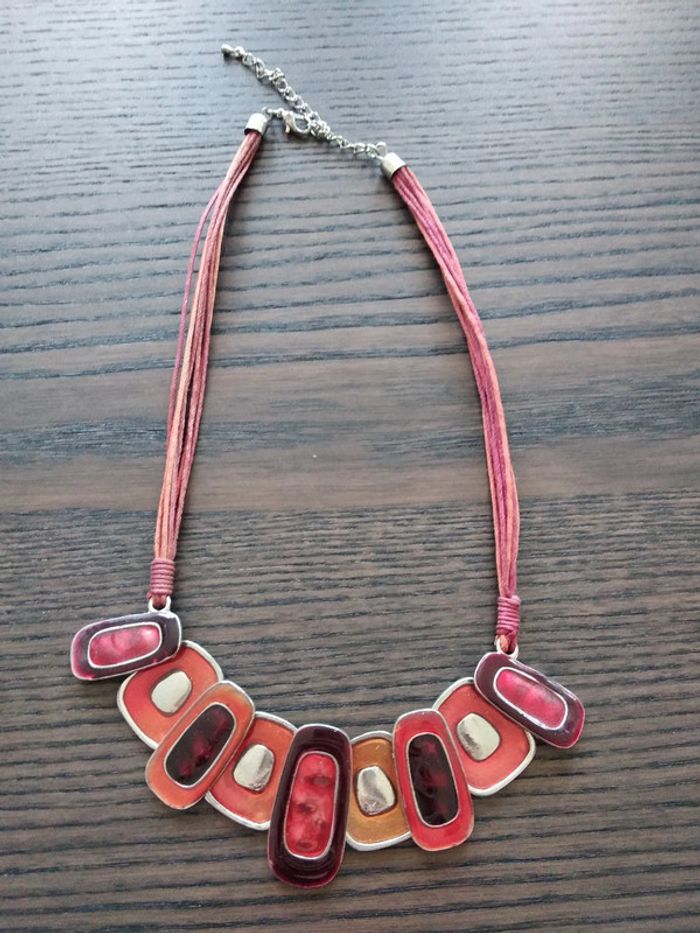 Collier rouge