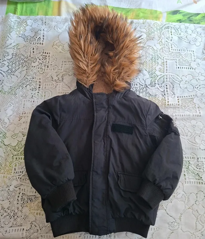 Blouson aviateur garçon  - Kiabi 6 ans - Capuche fausse fourrure , en très bon état