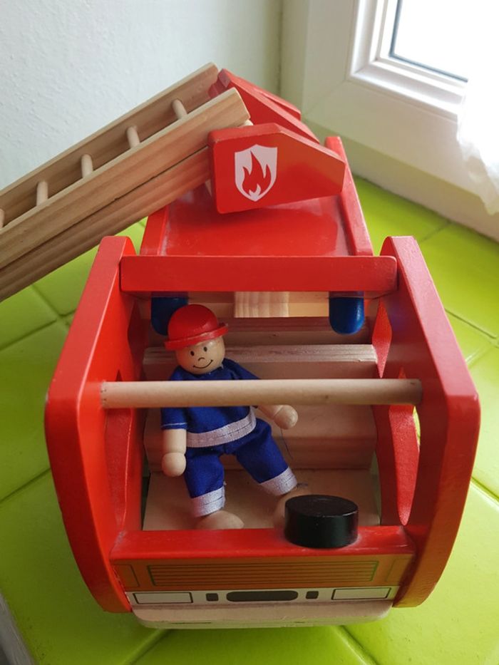 Camion de pompier en bois - photo numéro 5