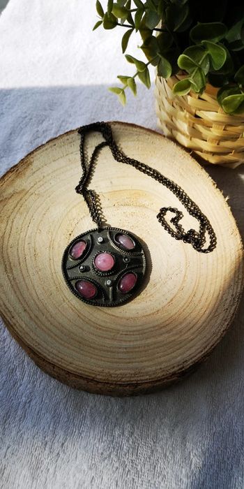 Collier sautoir avec pierres mauve