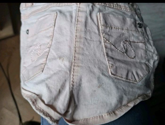 Short avec petites taches  sur les fesses - photo numéro 3