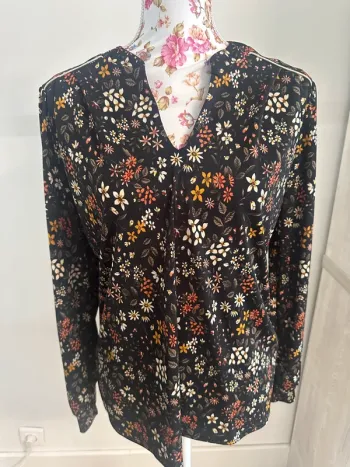Blouse noir manche longue avec fleure neuve avec étiquette