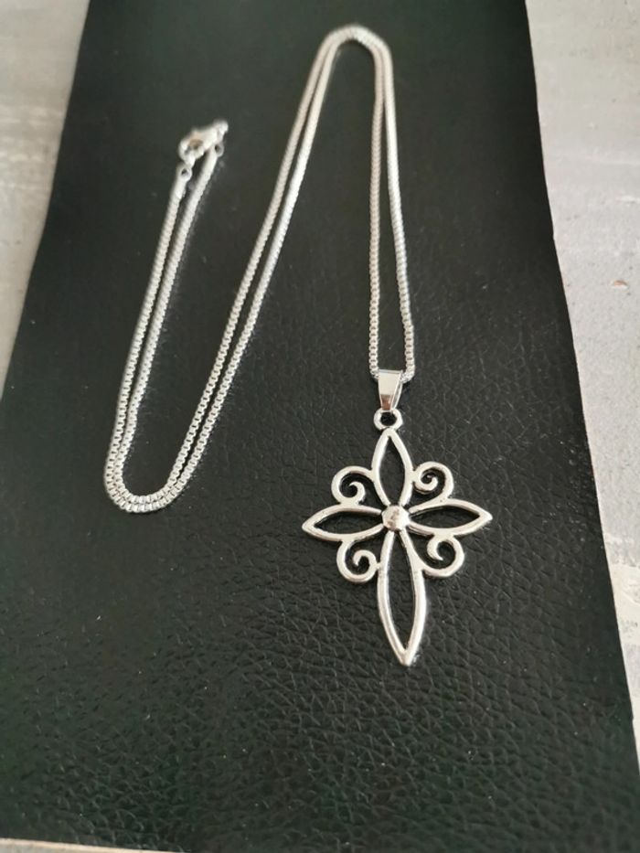 Chaîne et pendentif spirituel noeud de sorcière