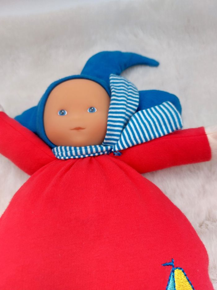 Doudou poupée poupon Corolle rouge bonnet bleu jaune brodé bateau rayures 24 cm - photo numéro 4