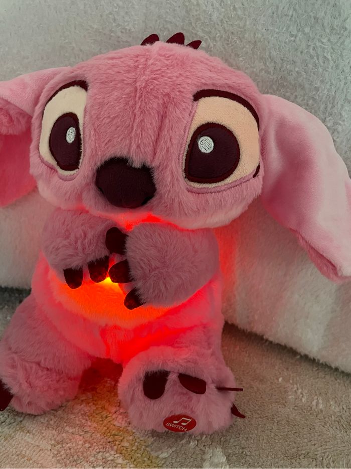 Peluche Disney Angel Stitch Interactive Respirante veuillese de nuit pour bébé qui respire 🩷 - photo numéro 3