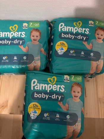 Couches Pampers taille 7 (lot de 3 paquets) neuf