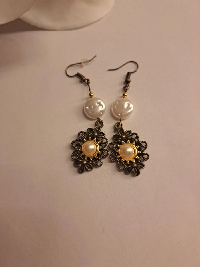 Boucles d'oreilles pendante blanches et bronze - photo numéro 3