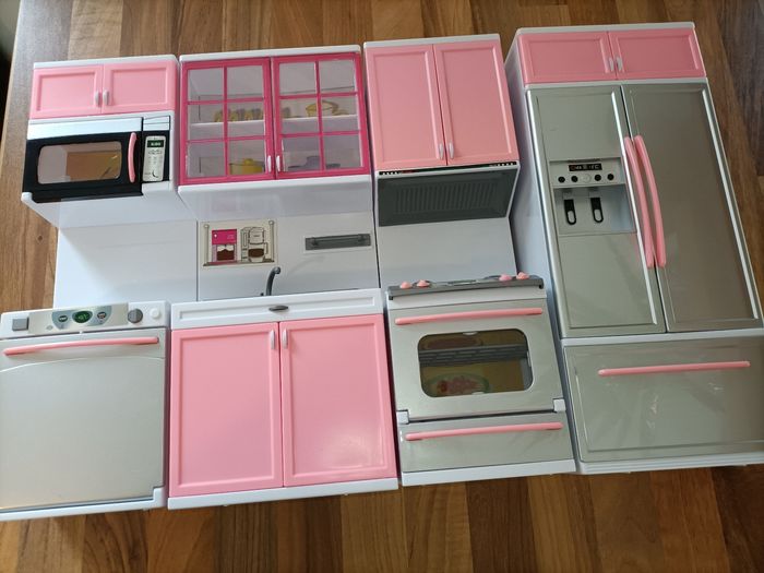 Cuisine barbies 4 meubles avec électroménager+ vaisselle couleur argent - photo numéro 9
