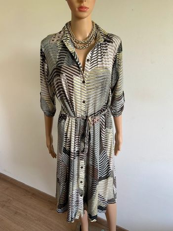 Robe imprimée mi longue avec manches courtes taille unique jamais portée