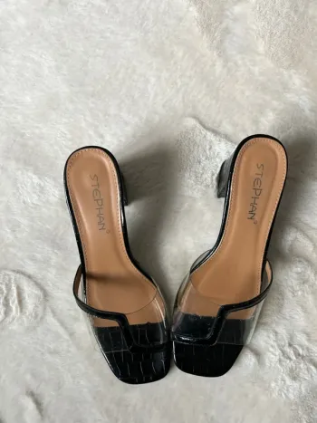 Sandales noire et transparente
