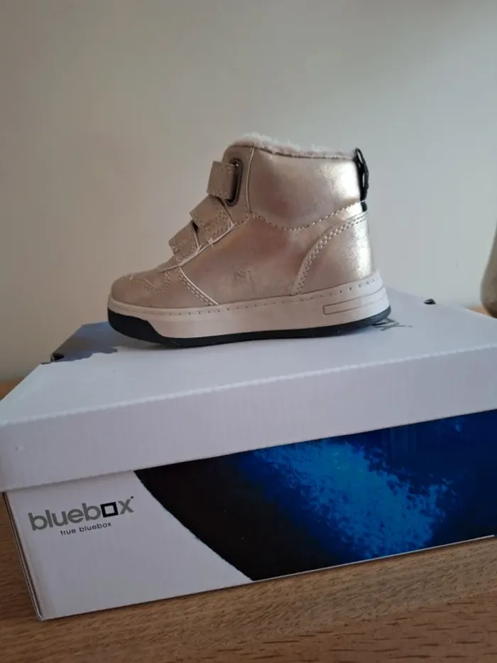 Nieuwe goudkleurige schoenen