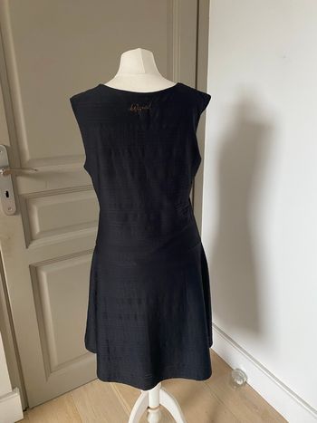 Robe noire Desigual avec une fleur 