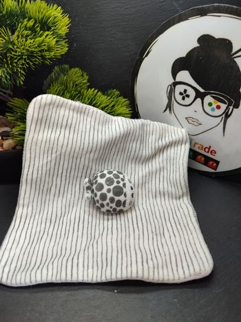 Poisson DPAM Du Pareil Au Même doudou noir blanc rayé rayure plat Rond Gris 