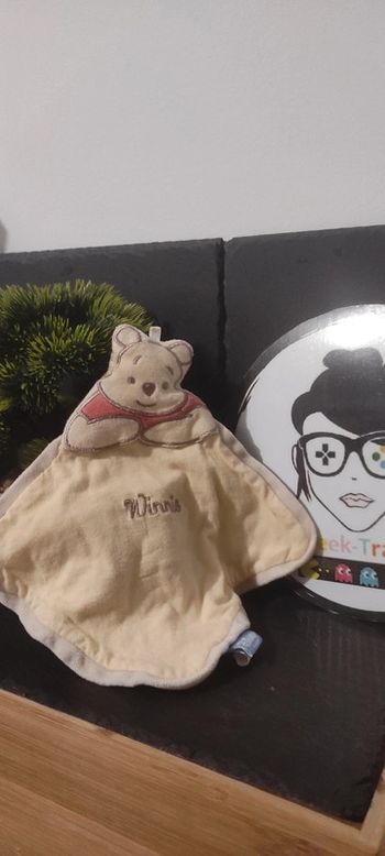 doudou winnie l'ourson disney baby jaune marron rouge plat  mouchoir