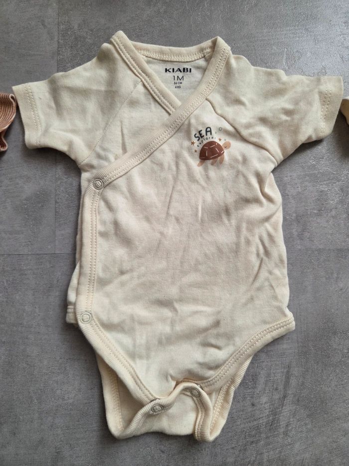 Lot de 3 bodies kiabi 1mois - photo numéro 3