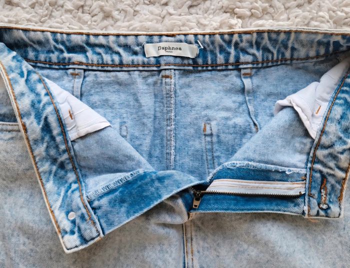 Jupe courte en jean bleue claire délavée Daphnea Paris Taille 38 - photo numéro 4
