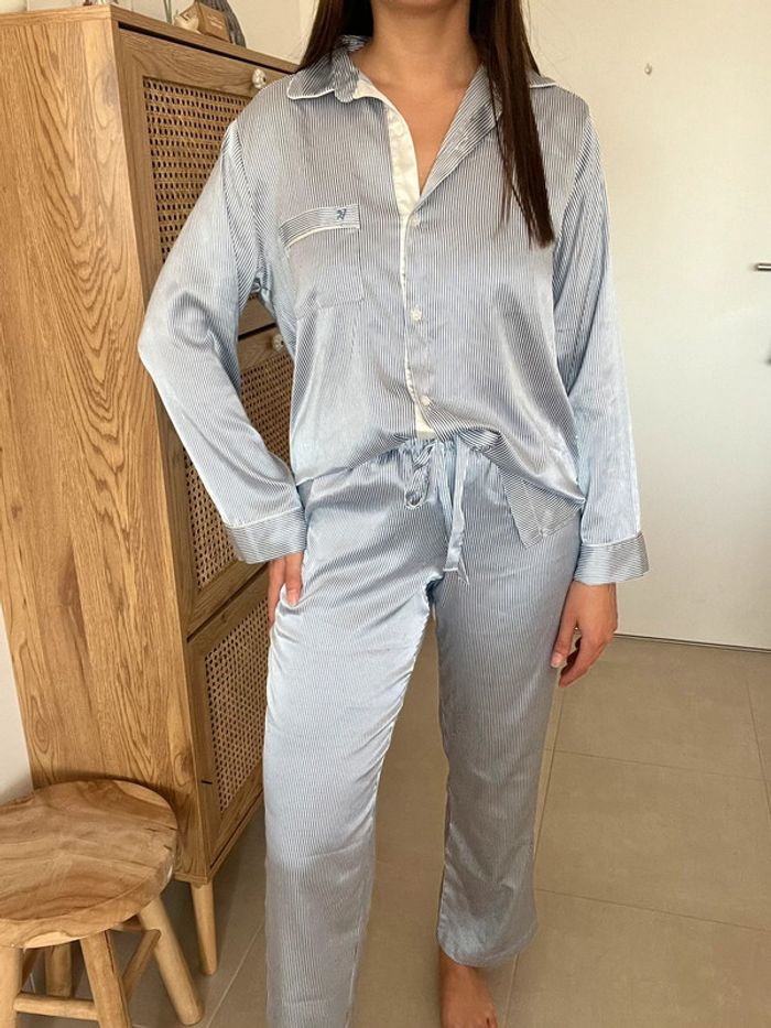 Pyjama rayé blanc et bleu satiné Victoria’s Secret - photo numéro 2