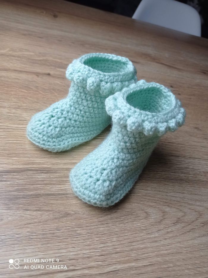 Chaussons fait mains 6/9 mois - photo numéro 2