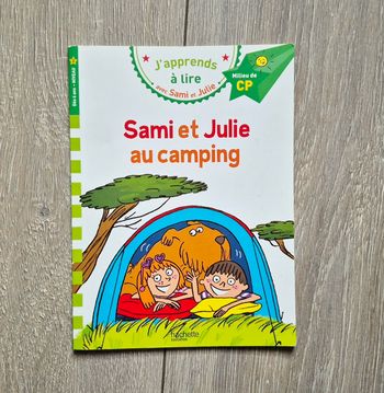Livre " J'apprends à lire "  Sami et Julie au camping. Milieu Cp. Edition hachette