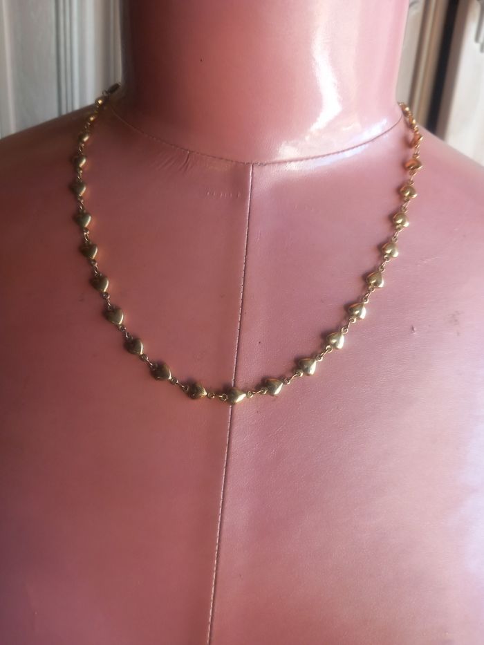 Collier avec cœurs en métal doré