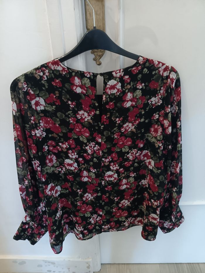 Blouse en voile avec des motifs à fleurs - photo numéro 2